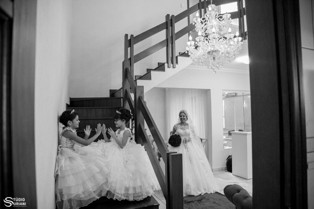 Daminha e florista brincando no making of da noiva eloá em uberlandia