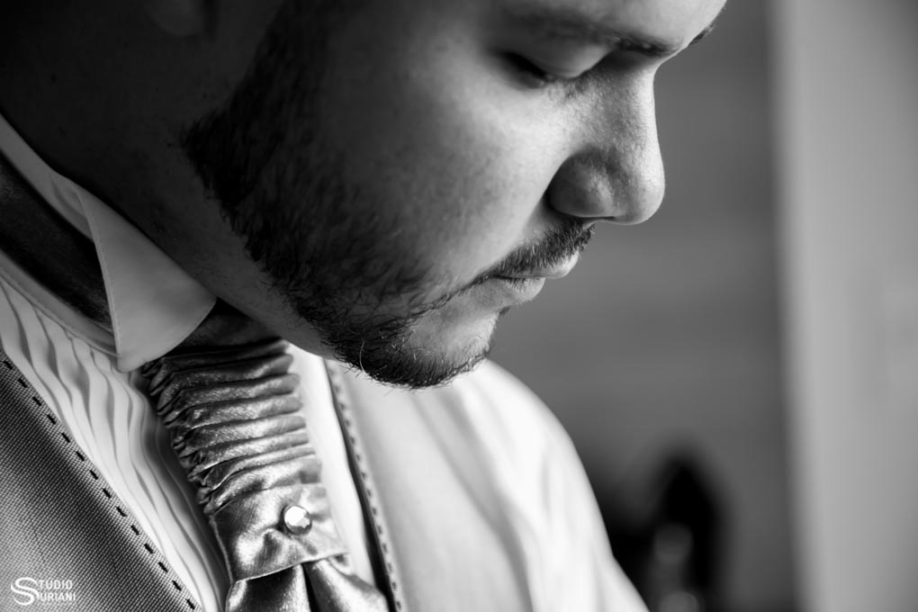 fotografia preto e branco no making of do noivo em sua casa