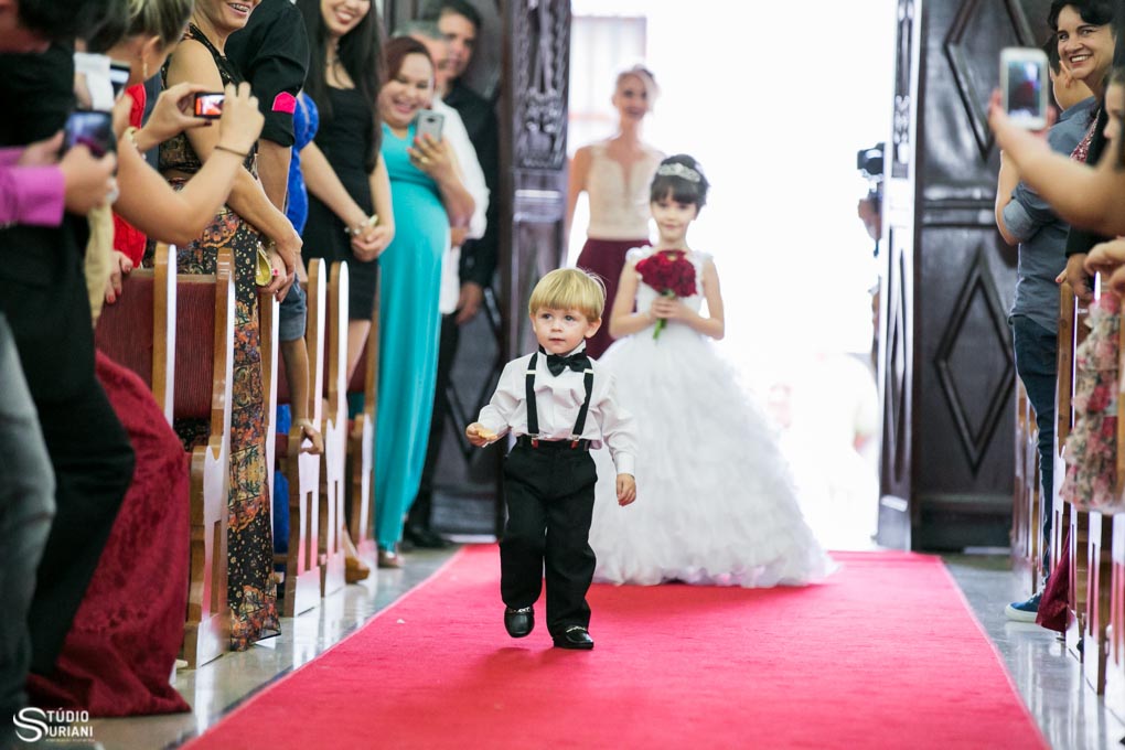 Entrada das alianças com page com suspensório e tapete vermelho