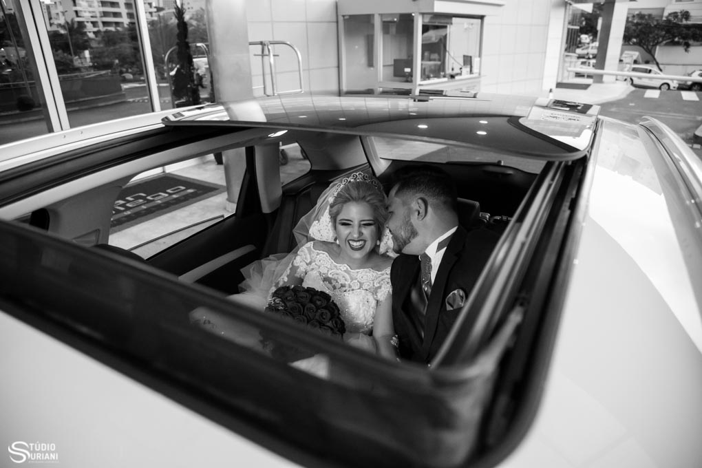 fotos dos noicos após o casamento com carro com teto solar