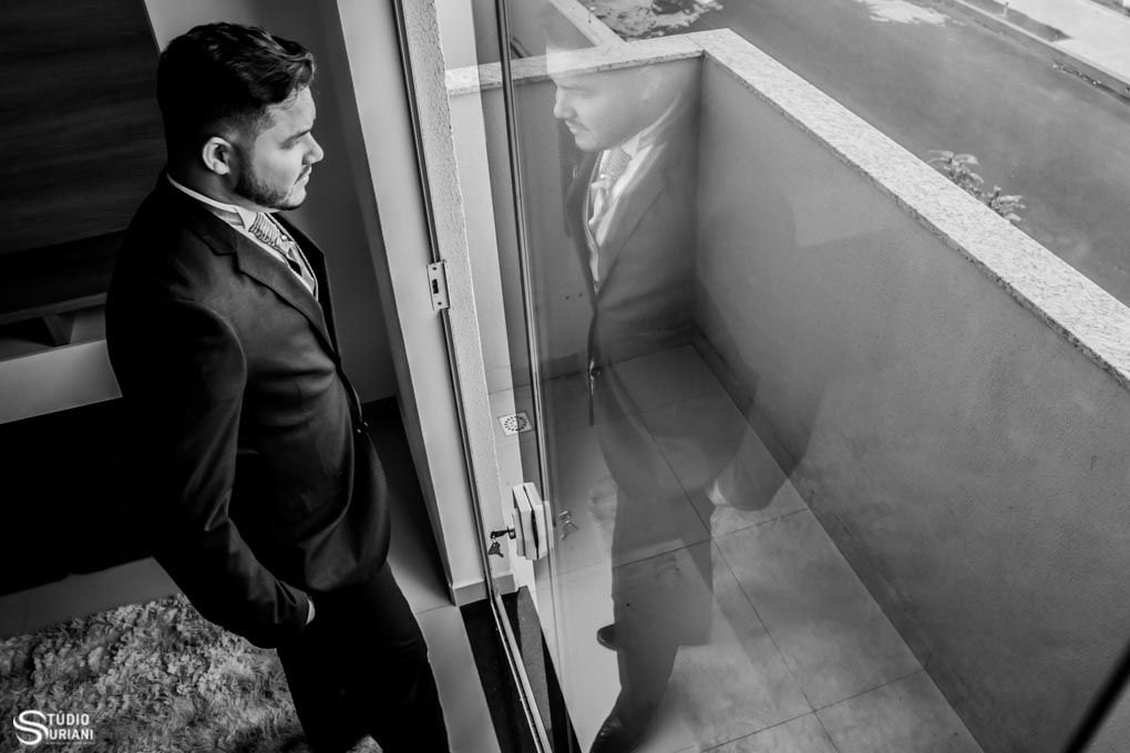 noivo apreensivo antes do casamemento no making of com terno slin preto