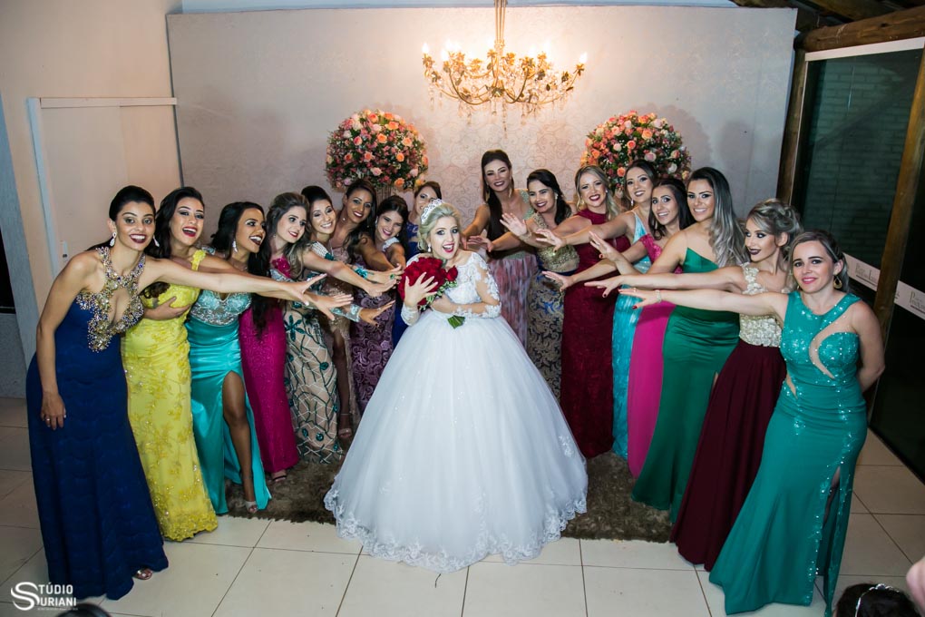 fotos na mesa do bolo com as madrinhas