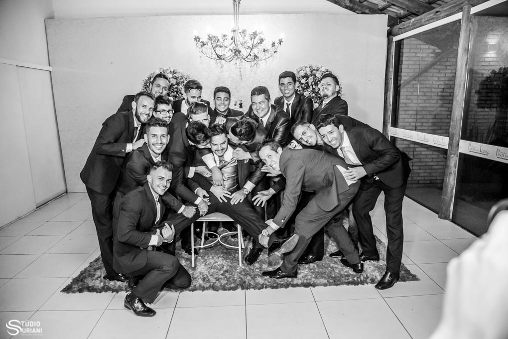 fotos criativas dos padrinhos com o noivos na mesa do bolo