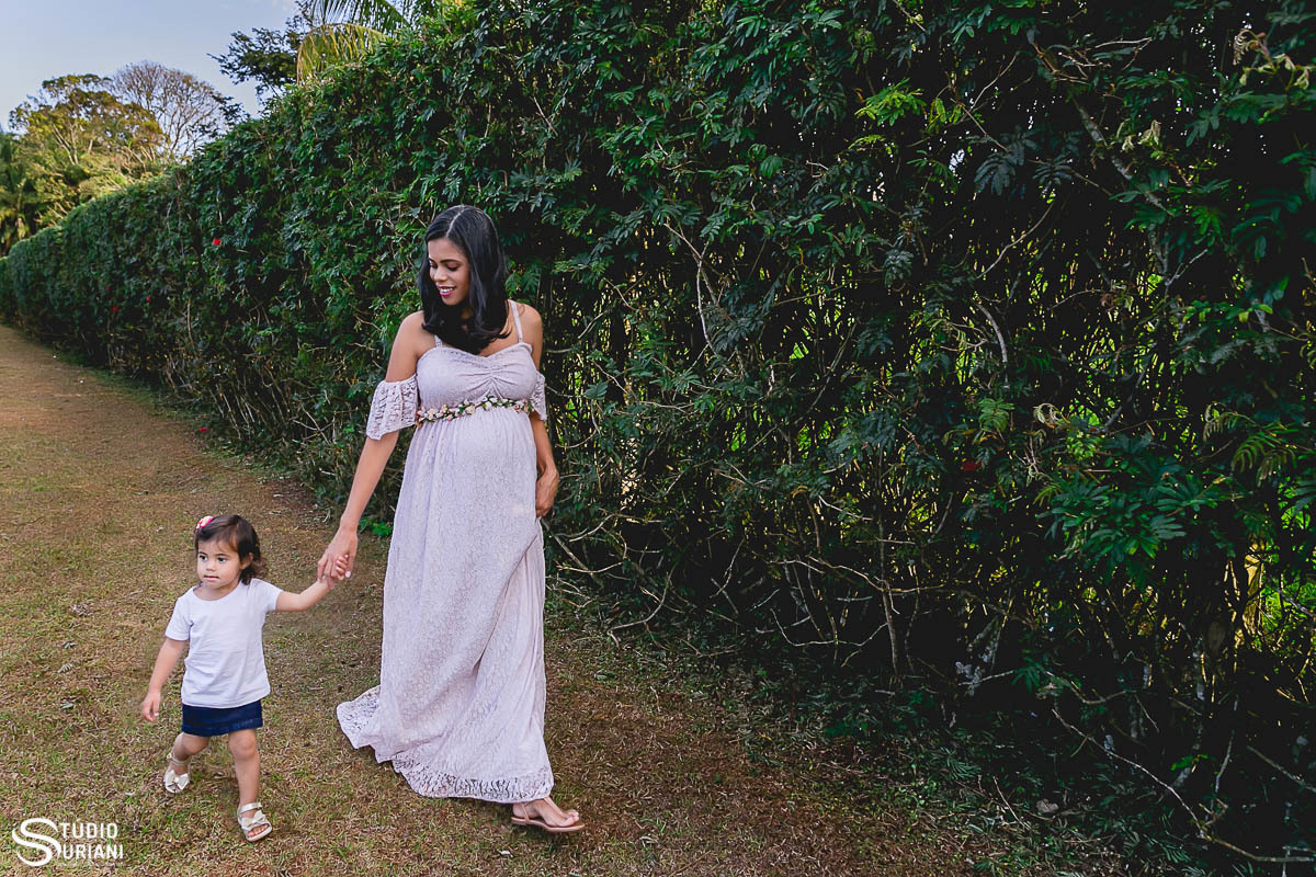 Ensaio mãe e filha caminhando com vestido de gravida 