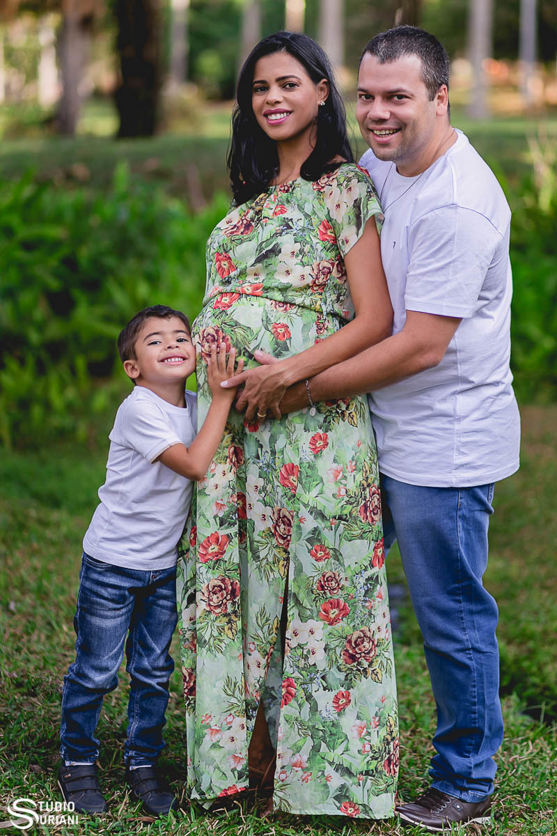 Filho mais velho abraçando a barriga da mãe que espera seu irmão Pedro nascer 
