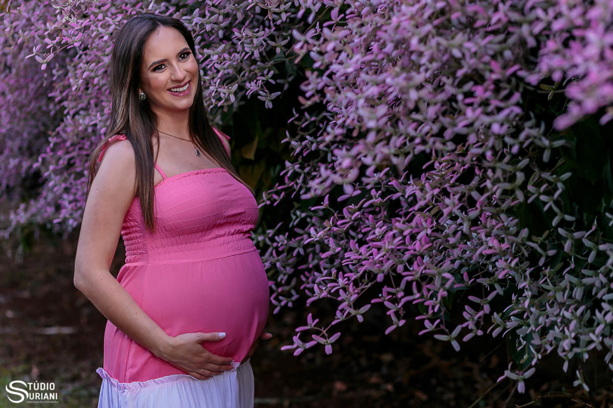 Foto de gestação com o fotógrafo Rogério Suriani de Uberlândia em período seco em plantas cor de rosa 