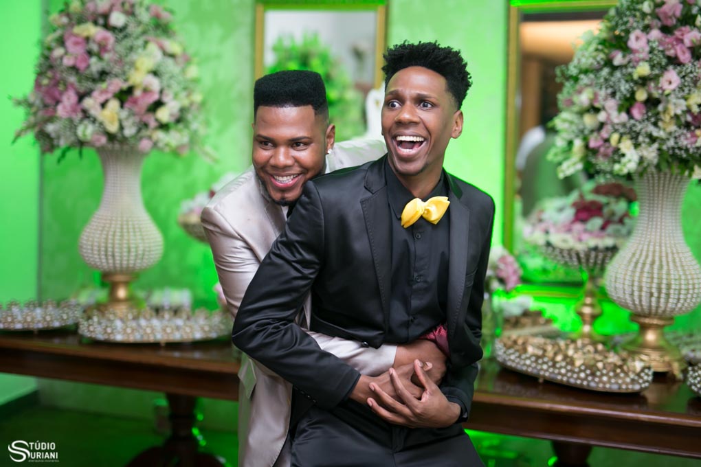 fotos diferentes com os irmãos na mesa do bolo com irmão com tenis e gravata amarela