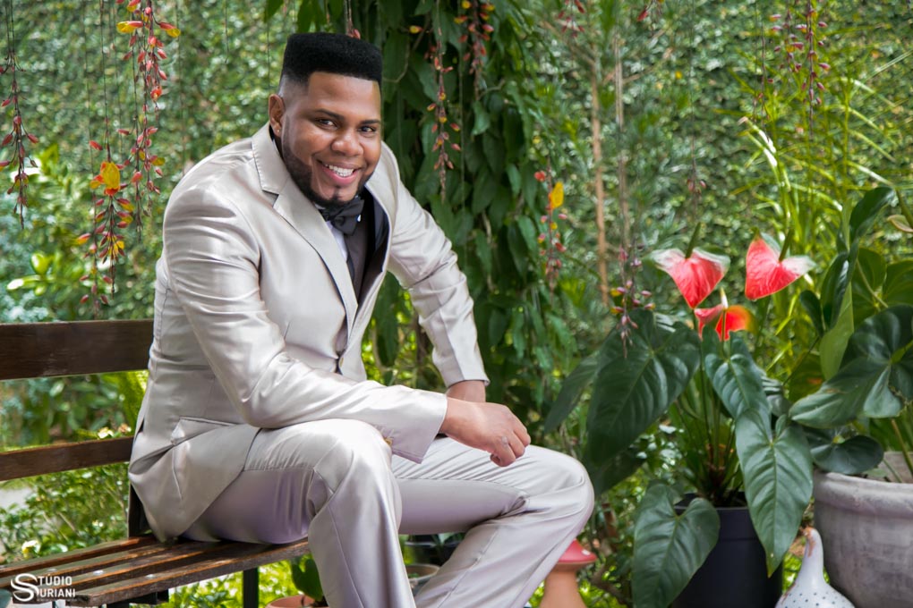 noivo com terno cinza camisa preta e gravata borboleta