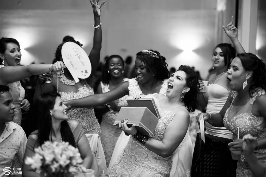 sapatinho da noiva animado com plaquinhas e muita alegria