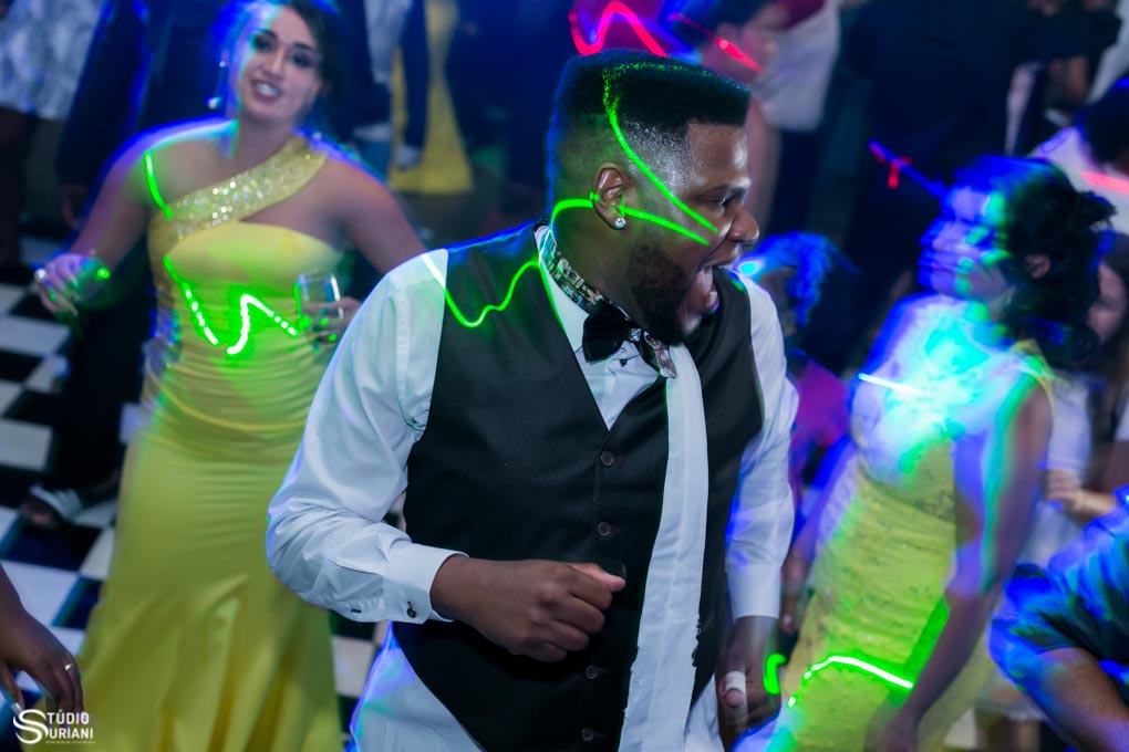 noivo dançando no palco do casamento