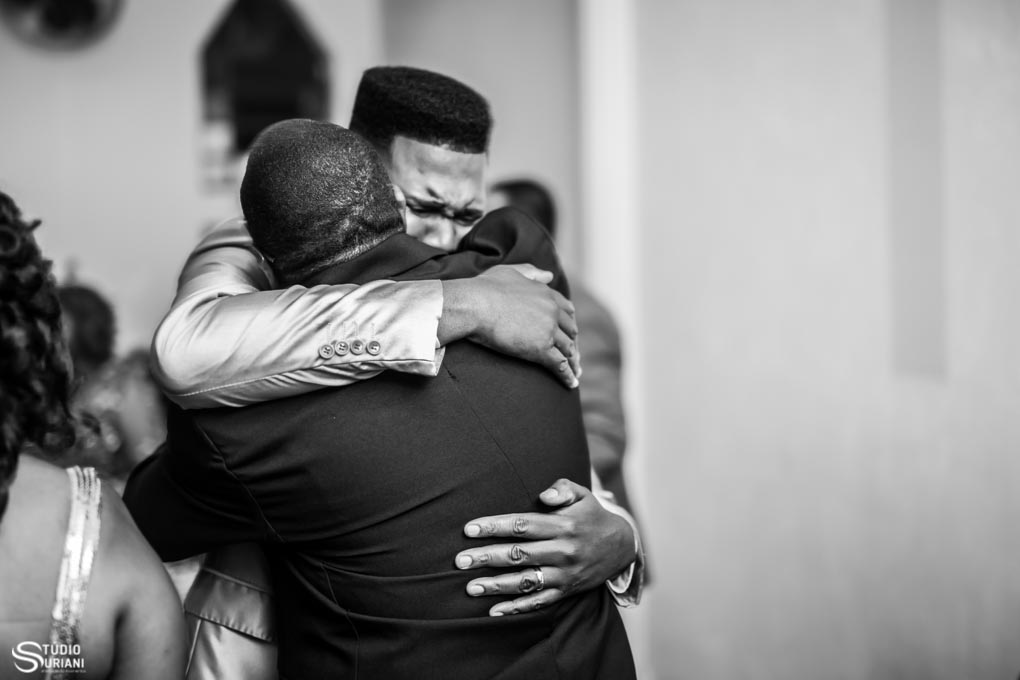 noivo chorando abraçando o pai no casamento