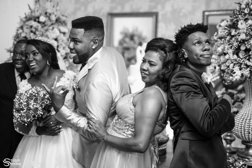 fotos divertidas com os noivos na mesa do bolo após o acasamento