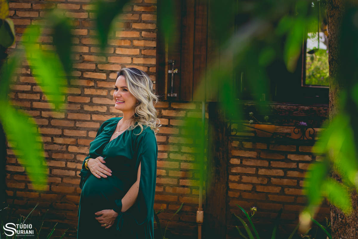 Empresário do ramo agropecuário faz fotos de gestação com o fotógrafo Rogério Suriani de Uberlândia com vestido verde e casa de tijolinhos 