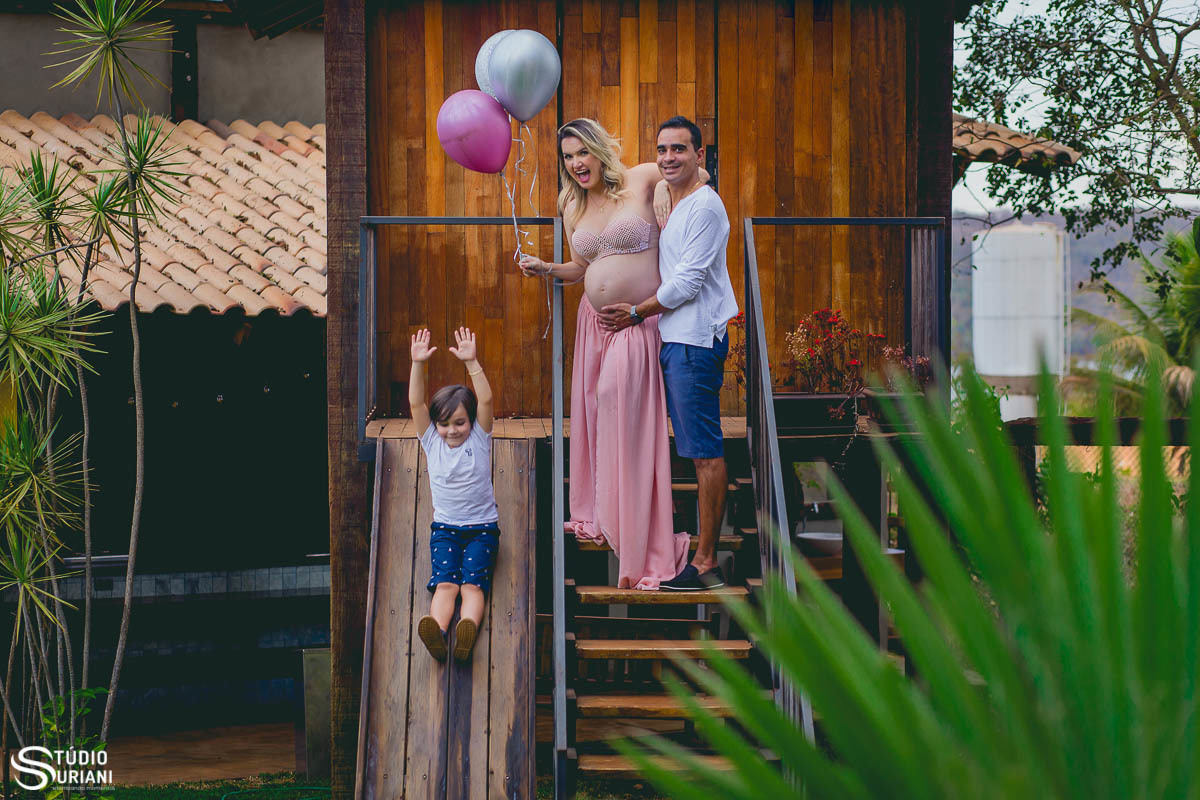 Foto de família em casa na arvore em Uberlândia do condomînio Miranda com balões cor de Rosa e filho descendo o escurregador 