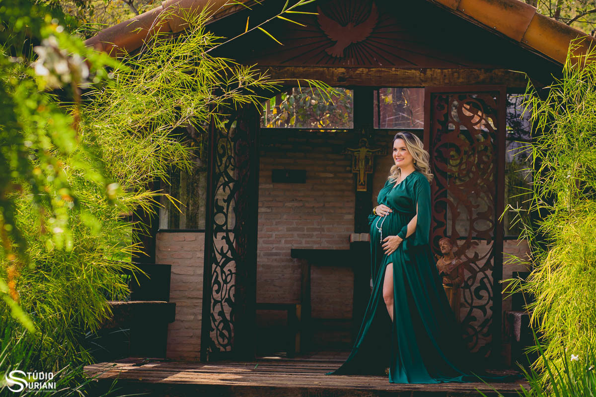 Ensaio em capela com imagem de são Francisco de Assis