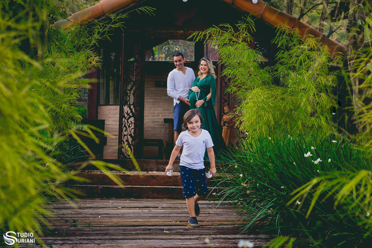 Irmão carregando sapatinho da irmã em caminho de dormente 