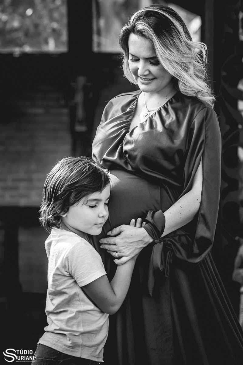 Irmão abraçando barriga da mãe que tem sua irmão Luísa