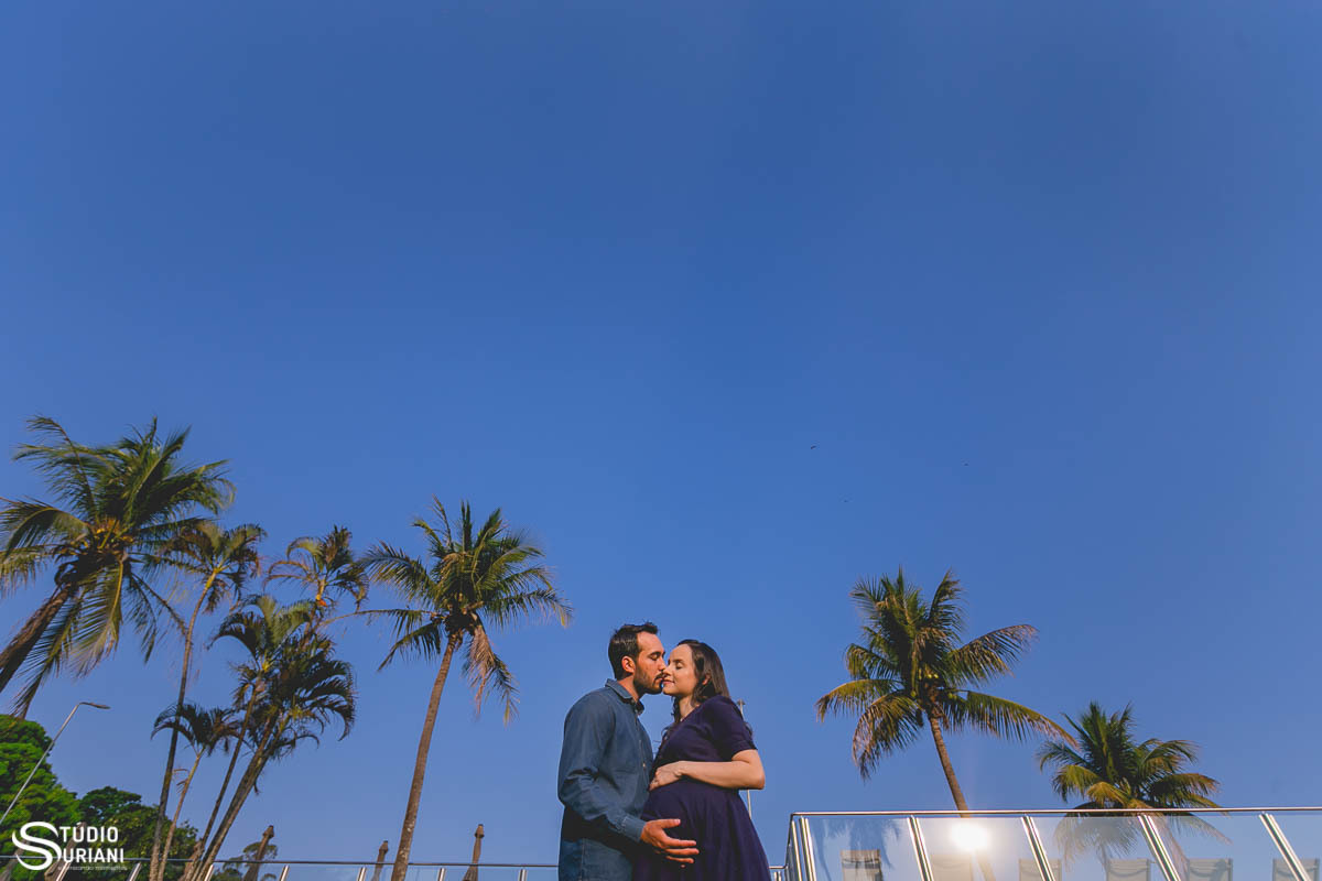 fotógrafo criativo das fotos com coqueiros parecendo que o casal esta em Cancun ou na práia em Uberlândia 
