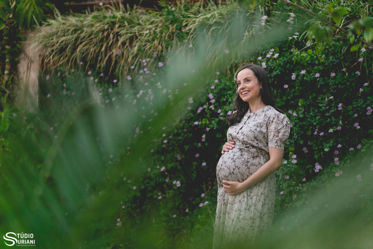 Foto com folhagem vede em jardim florido em plana seca em Uberândia