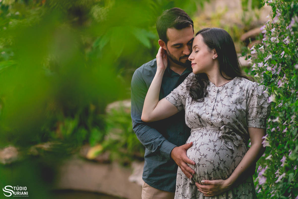 Unidos com Deus em um só, casal maravilhoso de Aragauri fazendo fotos de gestação em Uberlândia 