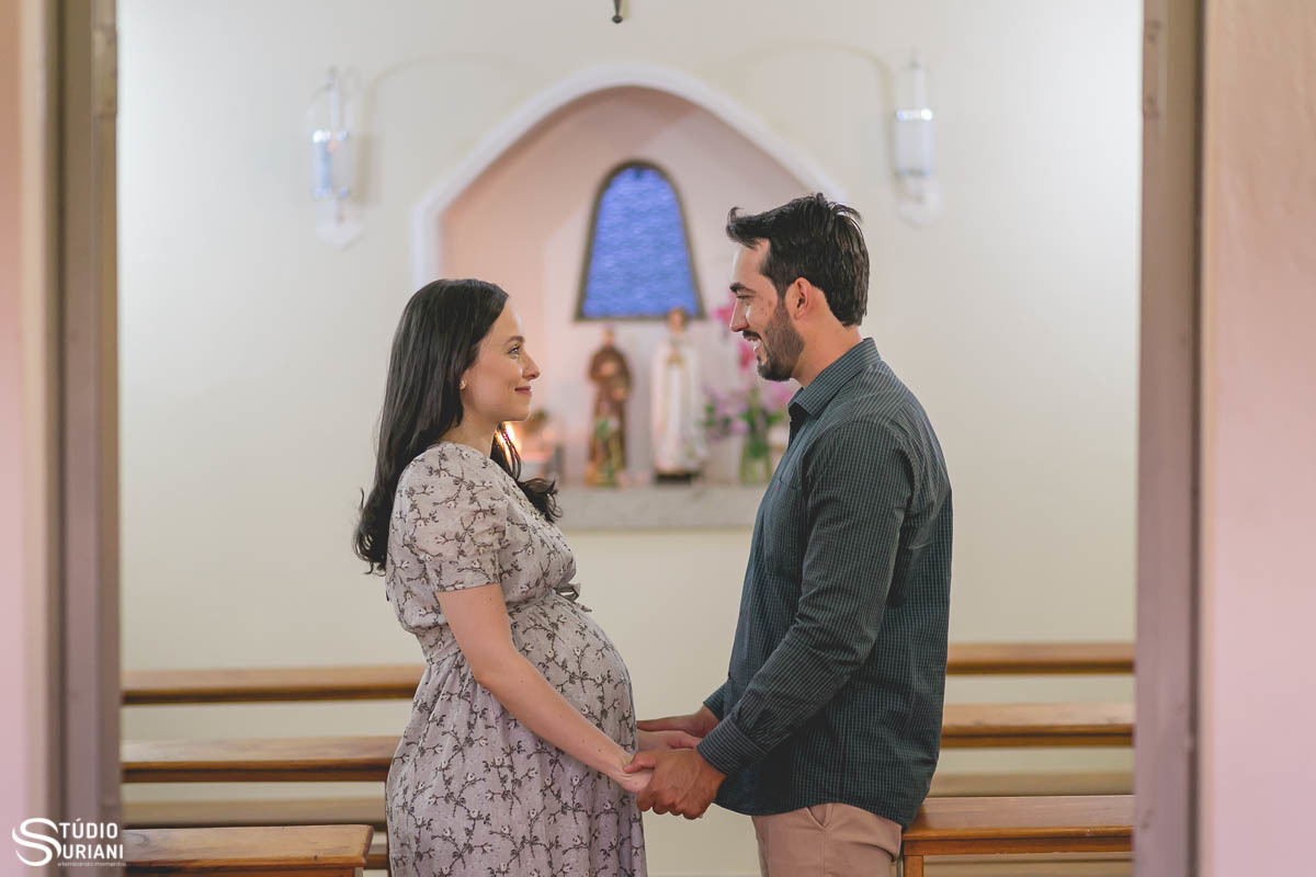 Foto dentro da capela com imagem de nossa senhora e São Francisco de Assis no altar 