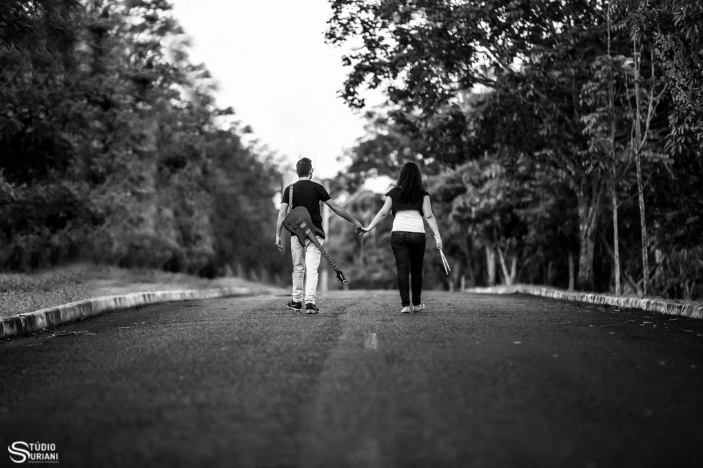 caminhando com noiva na estrada da vida com as coisas que mais gostão de fazer em suas vidas