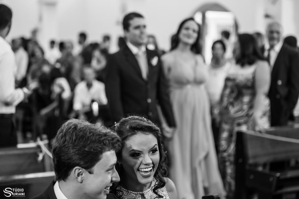 entrada dos padrinhos na igreja com muita alegria