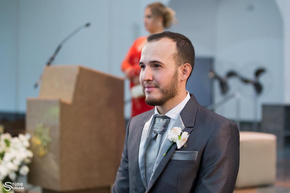 noivo apreensivo com a entrada da noiva na igreja nosso senhora aparacida em uberlandia