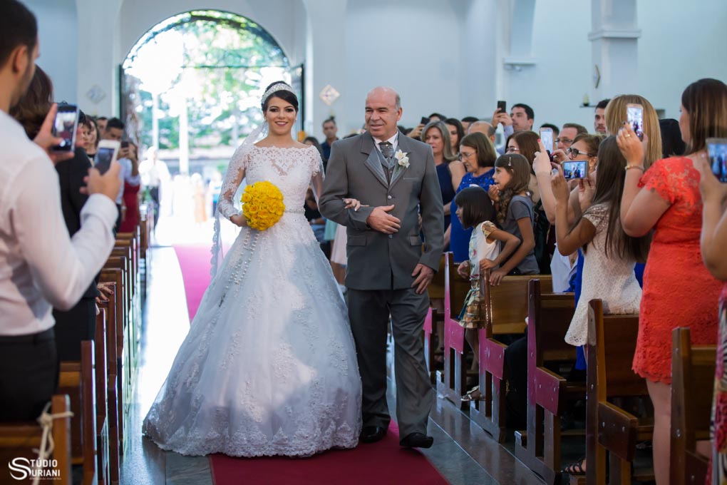 tapete vermelho no casamento religioso na igreja