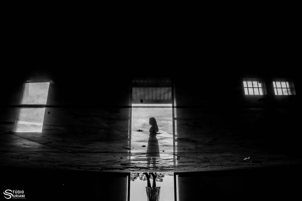 foto preto e branco com reflexo e invertida no ensaio da debutante Ingrid Yasmin na cidade de araguari mg