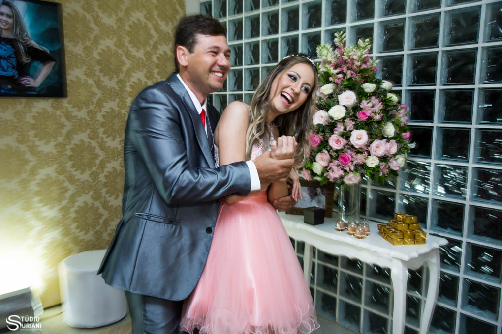 abraço do pai na festa de 15 anos