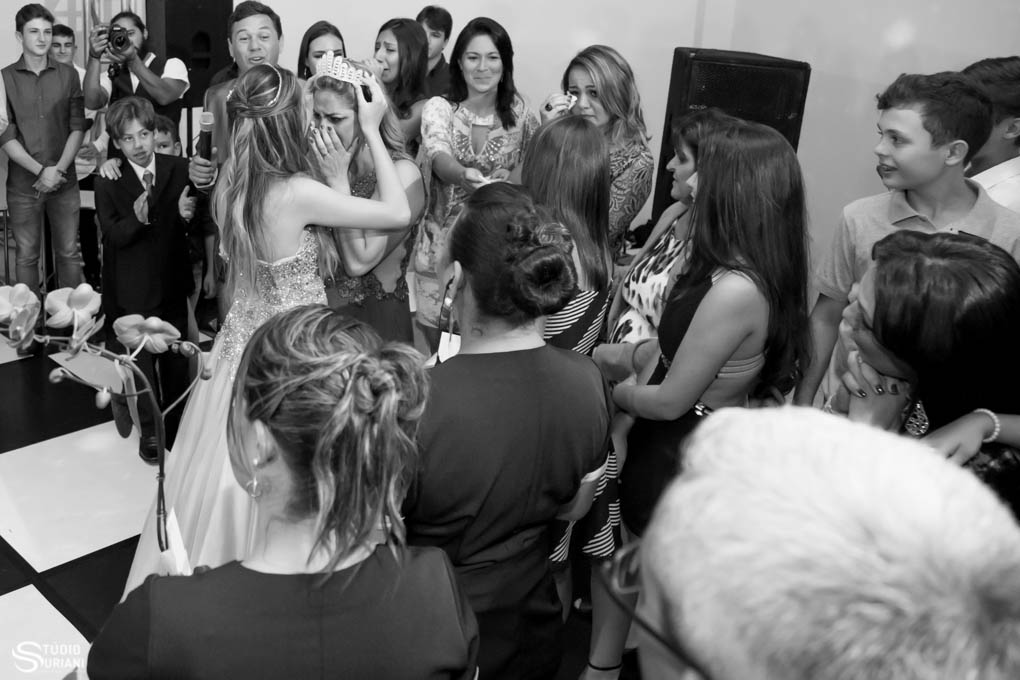 filha coroando mae no aniversário de 15 anos