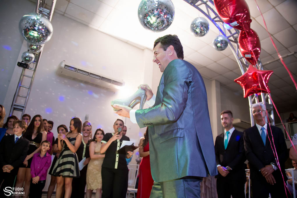 pai colocando o sapatinho na debutate