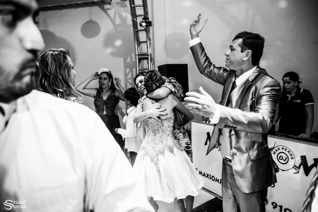 abraço emocionada da prma na debutante