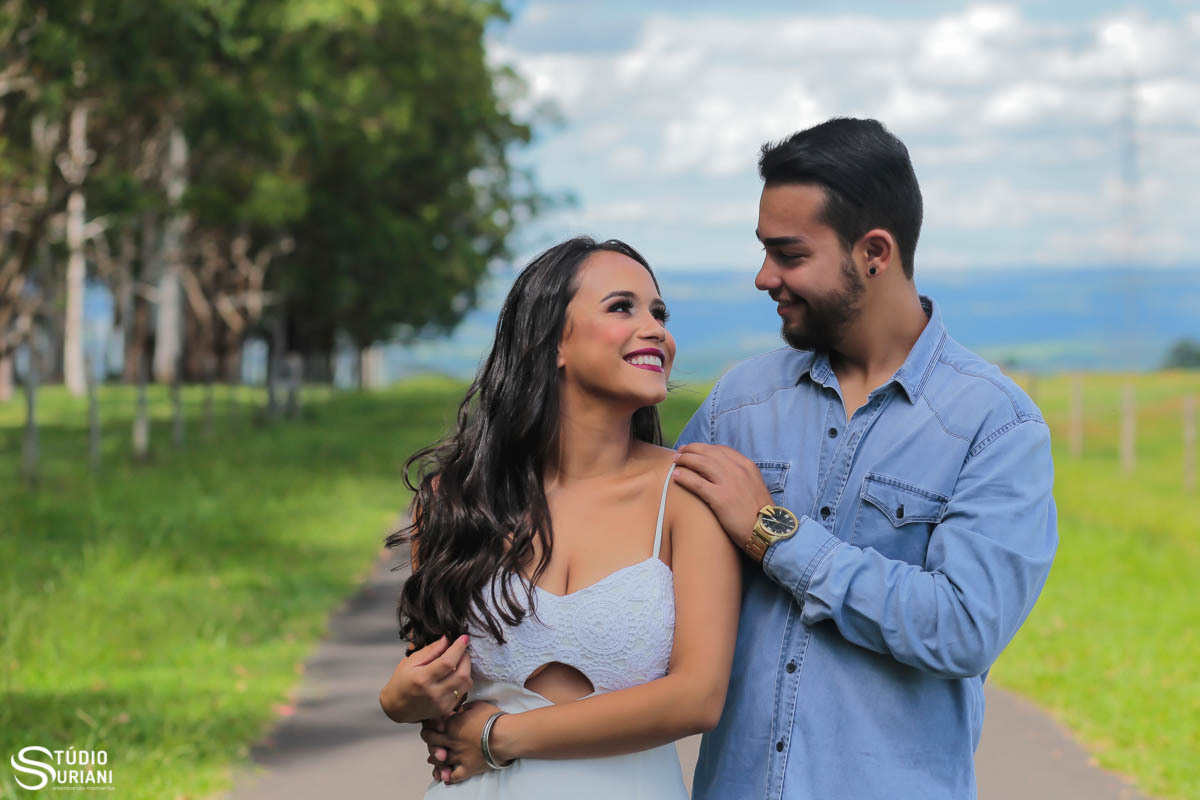 Olhar apaixonado e cores vibrantes em ensaio fotográfico 