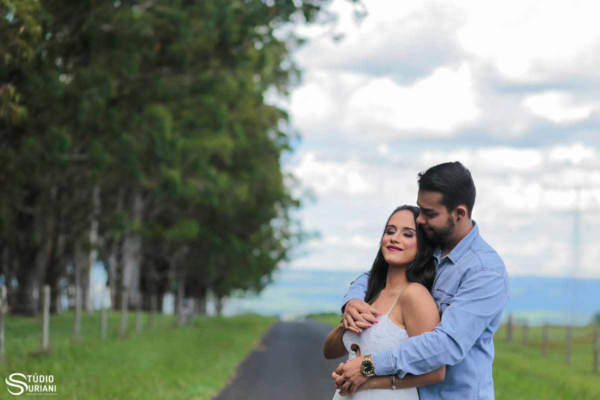 Noiva deitada no peido do noivo demonstrando carinho e aconchego 