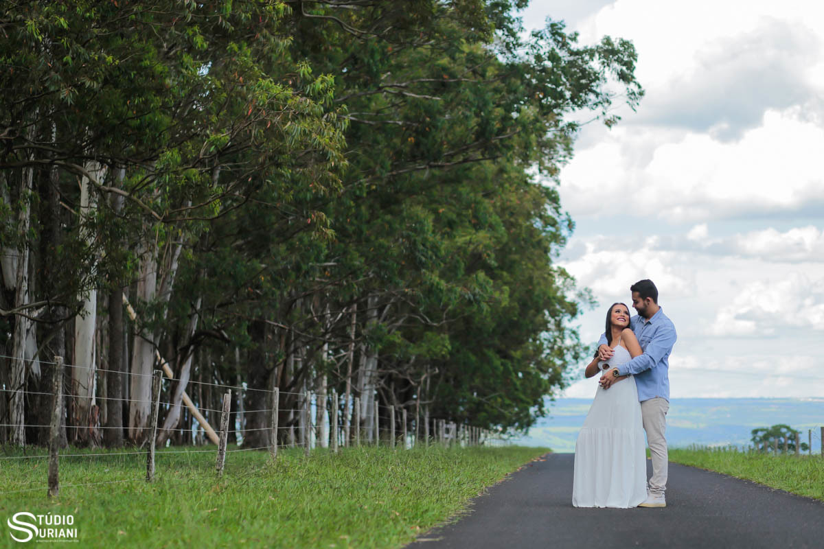 Ensaio pré casamento casal de Uberlândia rua pavimentada perto floresta em mirante 