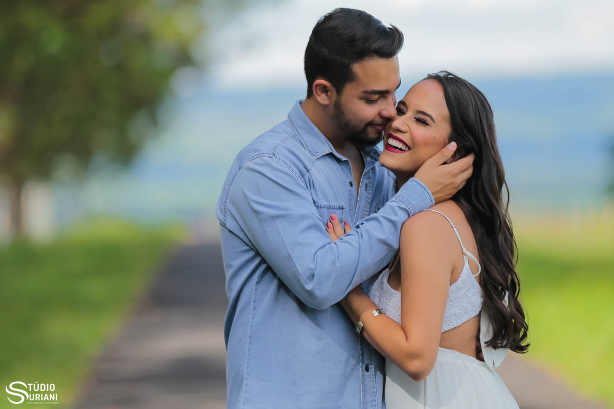 beijo no rosto com sorriso espontâneo da noiva em ensaio antes do casamento