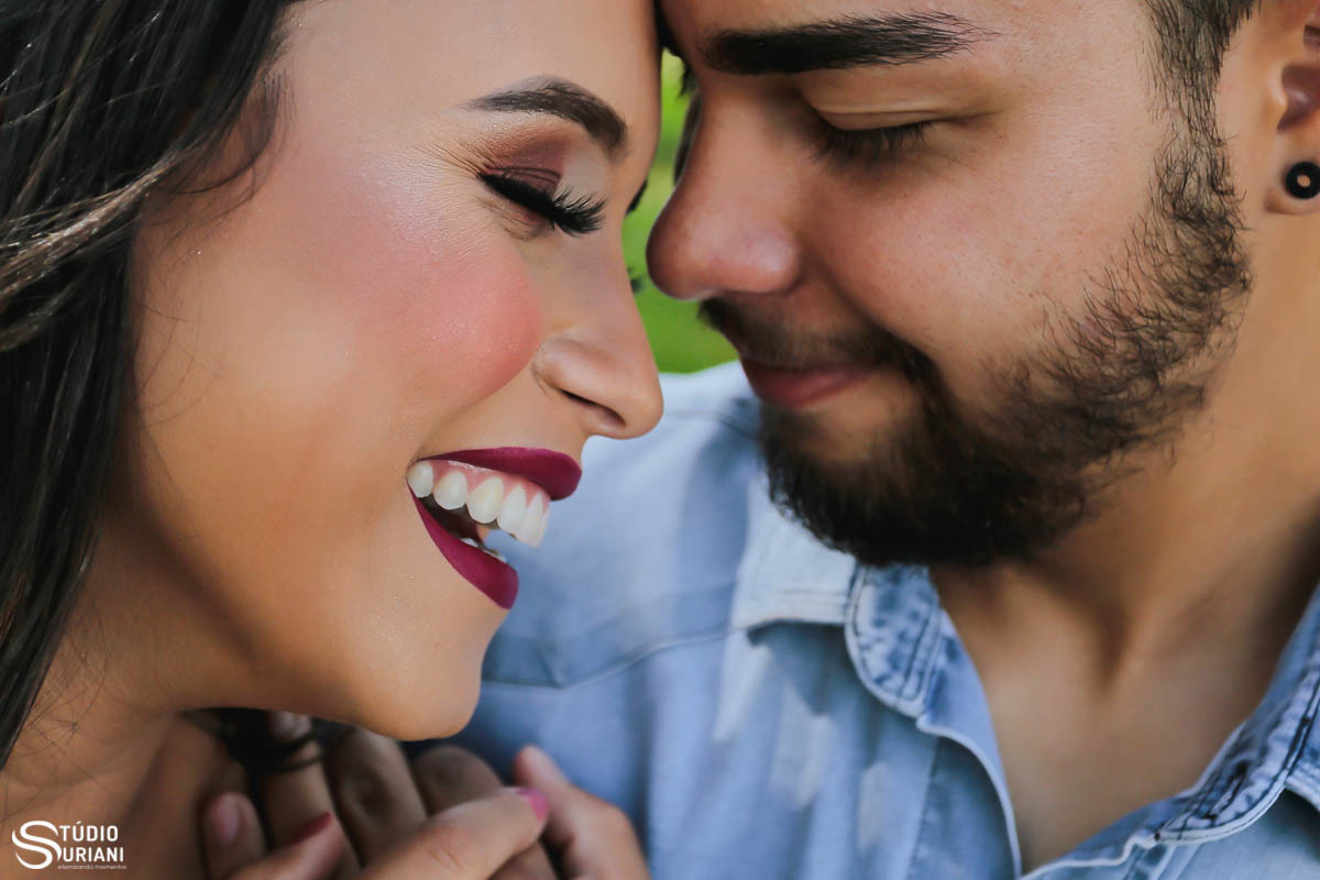 Lindo sorriso da noiva com batom vermelho escuro e dentes brancos em fotos antes do casamento e noivo com barba cerrada com testa enconstada 