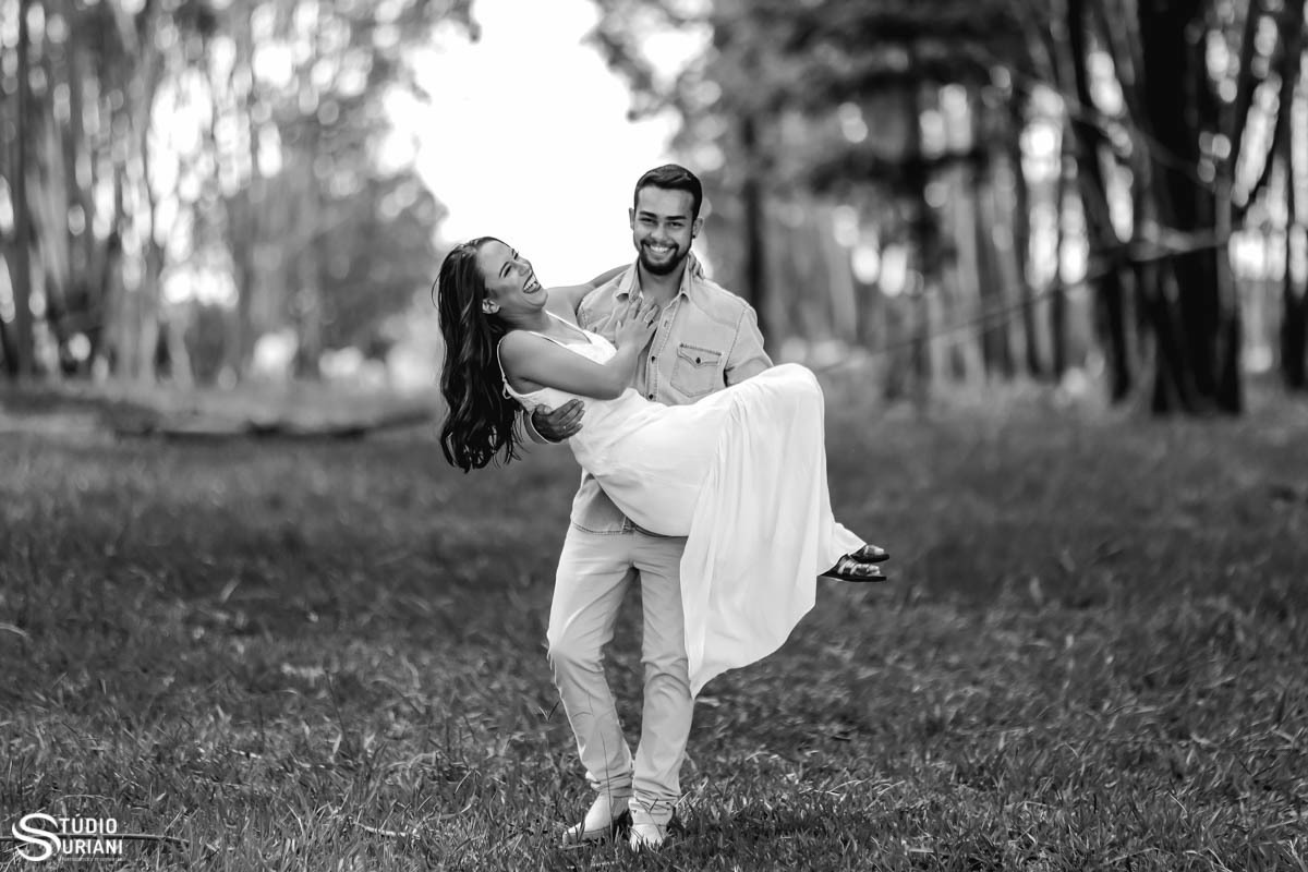 Noivo pegando a noiva no colo e ela morrendo de rir com o momento 