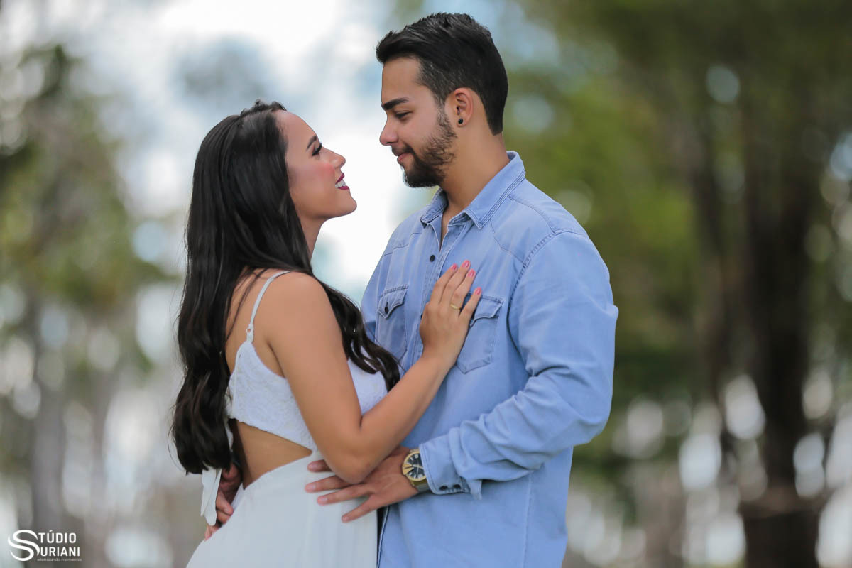 Noivos de frente um para o outro com fazendo fotos com o Fotógrafo premiado Rogério Suriani que é professor de fotografia na escola Instituto Mix e Central de cursos 