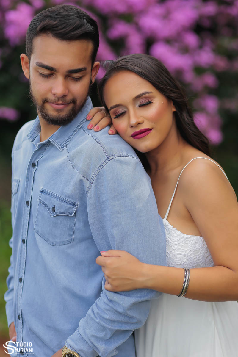 Deitado no ombro do noivo 