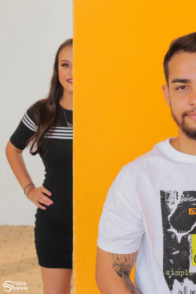 fotos criativa com parede amarela em ensaio fotográfico de casamento em Uberlândia feitas pelo fotógrafo renomado de Uberlândia Rogério Suriani professor de fotografia do instituto mix e central de cursos