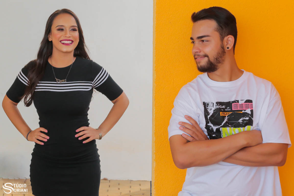 fotos criativa com parede amarela em ensaio fotográfico de casamento em Uberlândia feitas pelo fotógrafo renomado de Uberlândia Rogério Suriani professor de fotografia do instituto mix e central de cursos