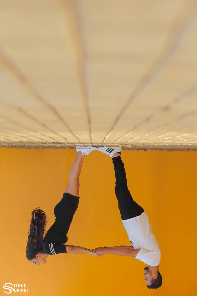 fotos criativa com parede amarela em ensaio fotográfico de casamento em Uberlândia feitas pelo fotógrafo renomado de Uberlândia Rogério Suriani professor de fotografia do instituto mix e central de cursos