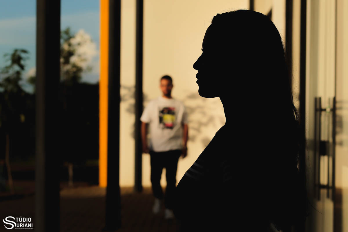 fotos criativa com parede amarela em ensaio fotográfico de casamento em Uberlândia feitas pelo fotógrafo renomado de Uberlândia Rogério Suriani professor de fotografia do instituto mix e central de cursos