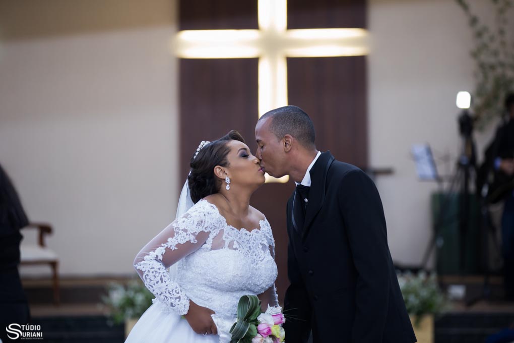 beijo dos noivos casamento na igreja