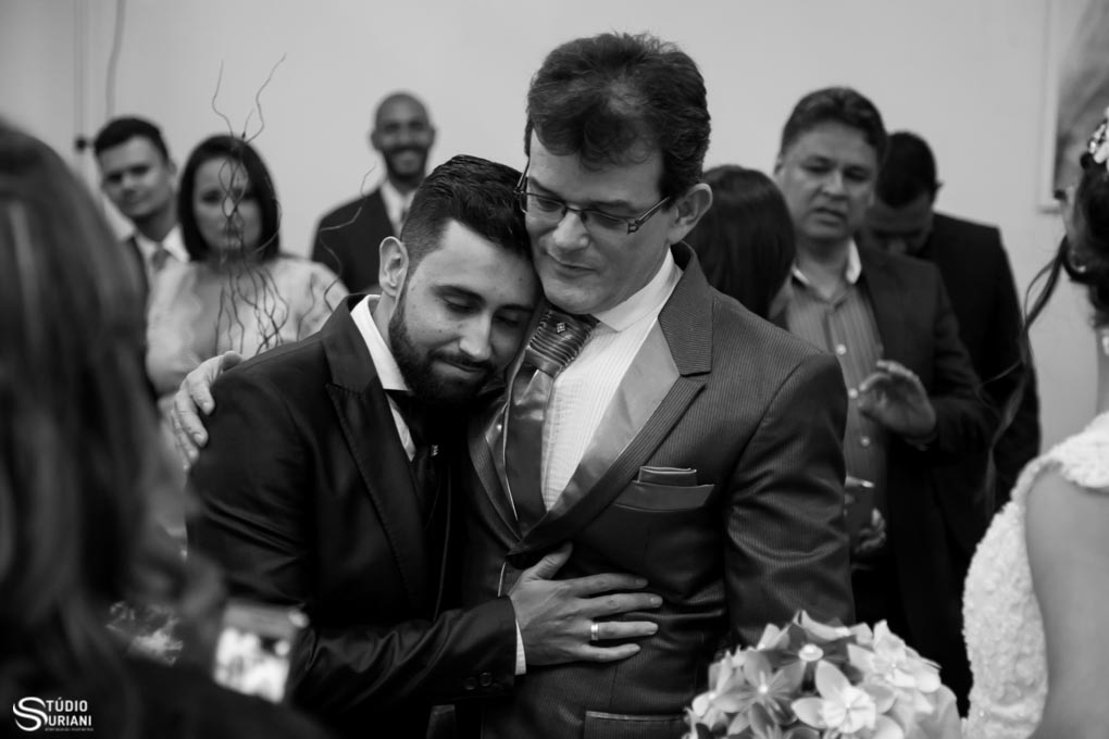 abraço do noivo no sovro