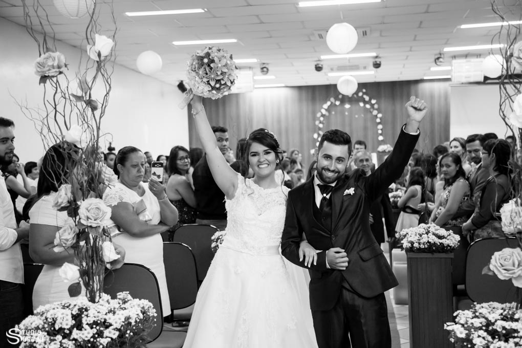 saida animada do noivos no casamento