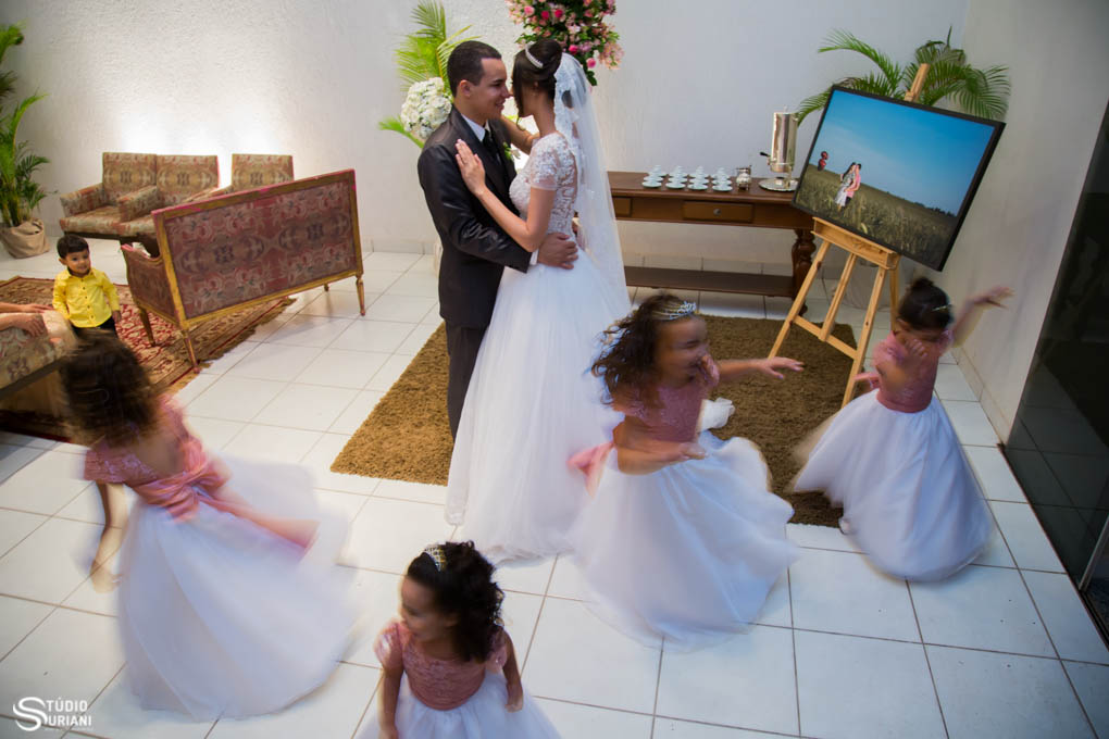 valsa dos noivos com daminhas brincando em uberlandia
